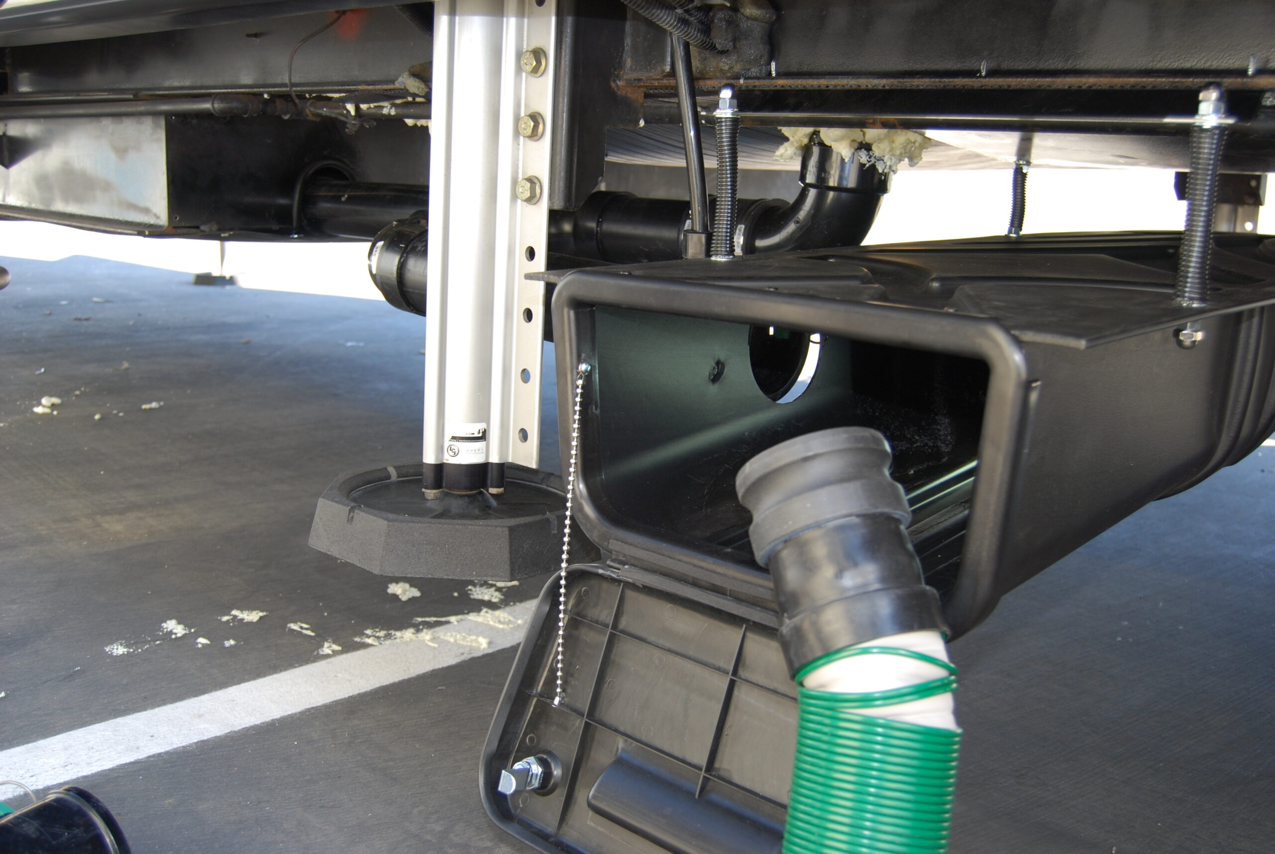 Connecting Waste MasterĀ® Extension Hose via Waste MasterĀ® Storage Enclosure